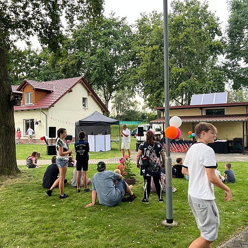 Gäste beim Jubiläumsfest im Garten