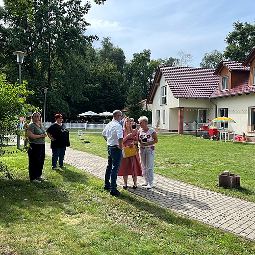 Gäste beim Fest auf der Wiese im Garten